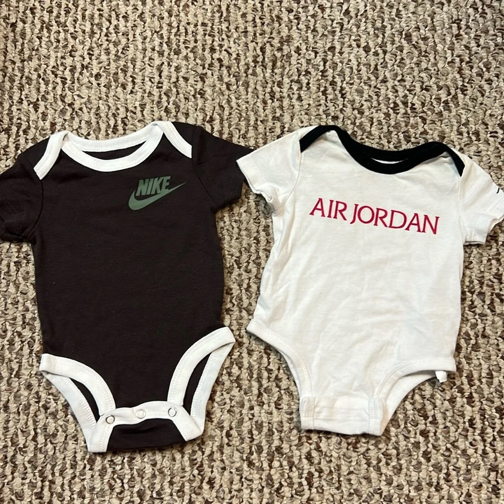 Nike onesies‎